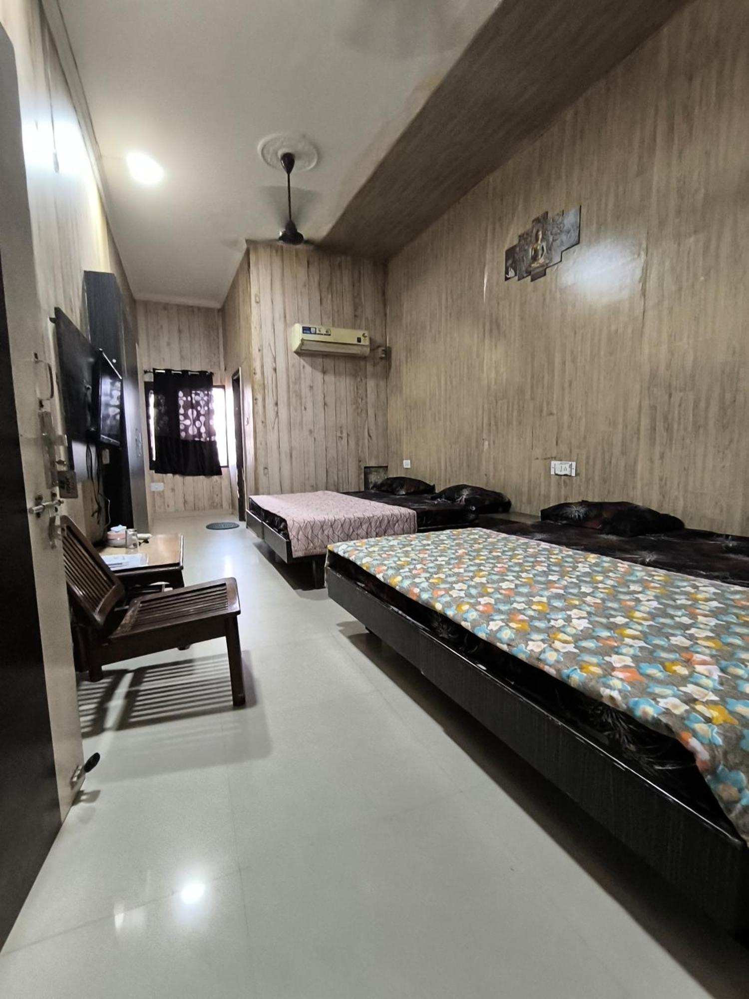 Hotel Jogi Guest House Welcome All Families, Friends, Groups, Couples, Singles Fully Airconditioner, Attach Washrooms, Lift, Wifi, 24 Hours Room Service, Power Backup Amritsar Camera foto